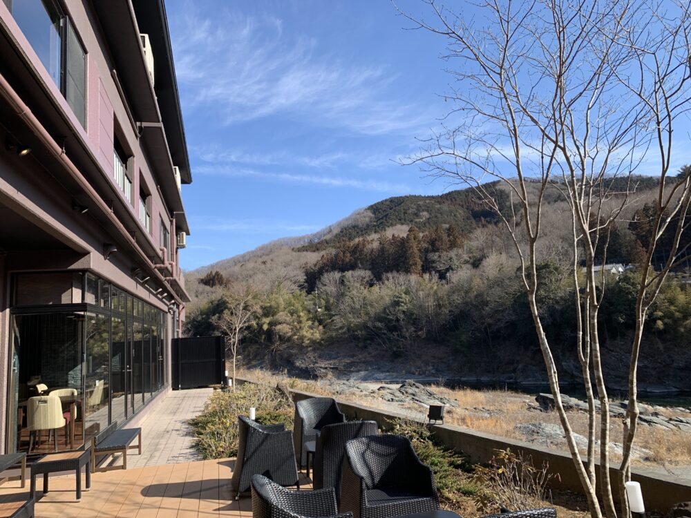 花湯別邸 外観 翌朝 荒川 青空 テラス 秩父 長瀞