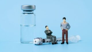 花粉症に悩む人々