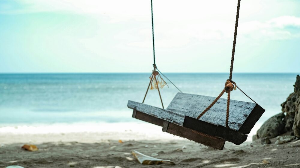 ビーチ沿いのブランコ