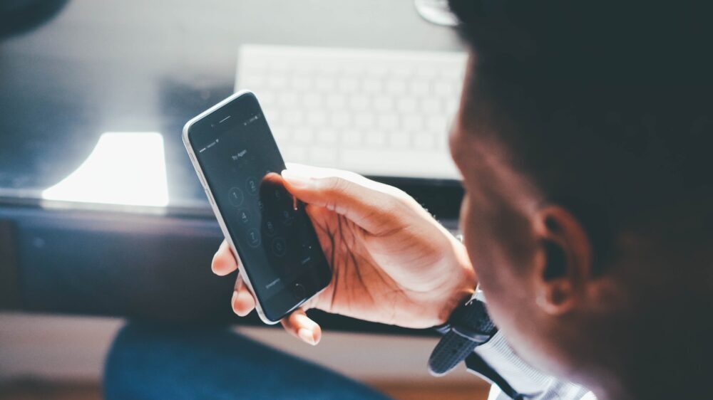 スマホを凝視する男性
