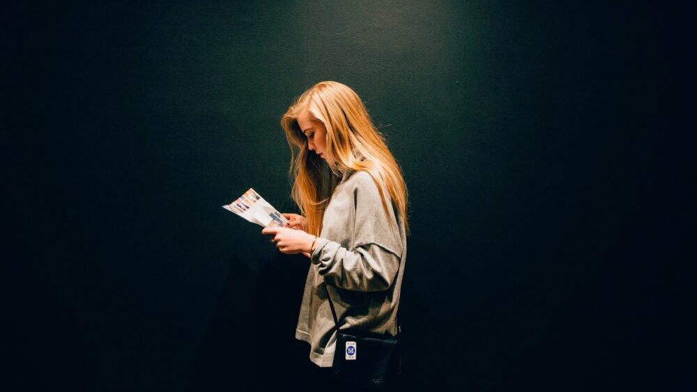 悩んでいる女性