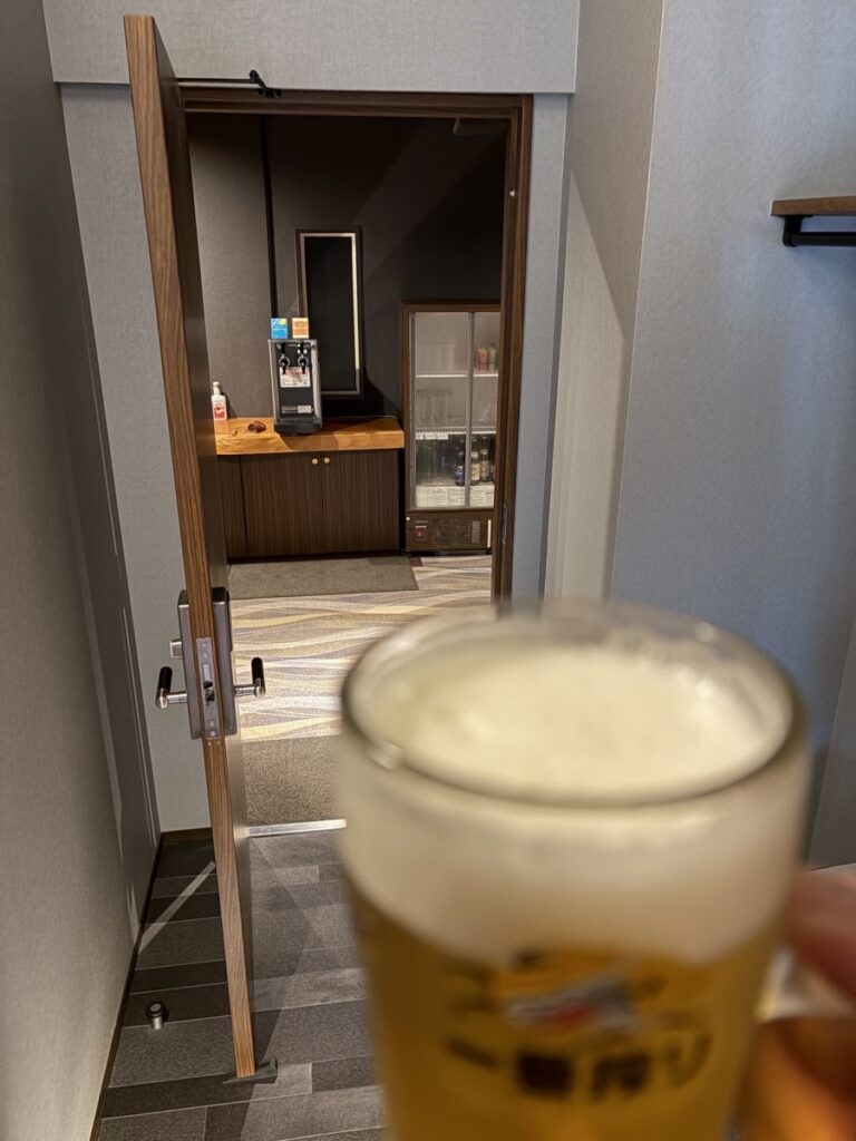 花湯別邸 3階 客室前のドリンクカウンター ビールサーバー 秩父 一人旅