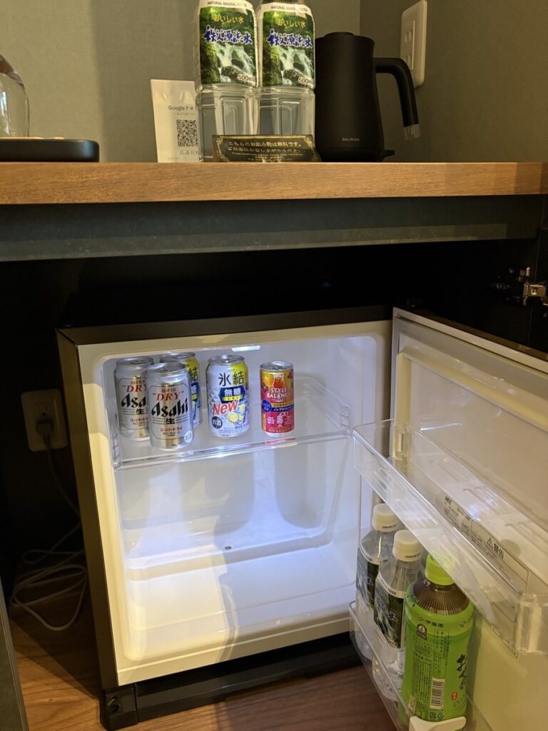 花湯別邸 ミニバー 無料ドリンク 中身 ビール 秩父源流水