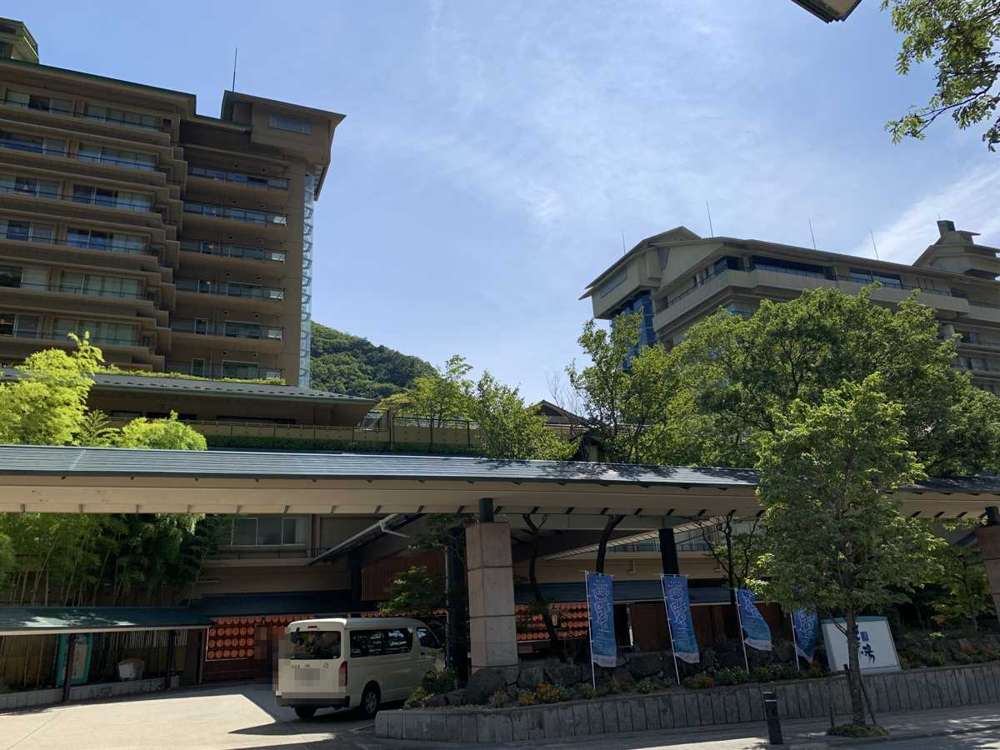 ホテル華の湯の正面玄関と建物