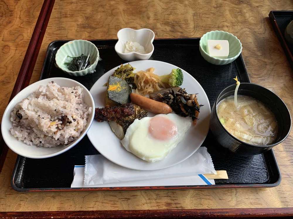 スターホテル郡山の朝食ビュッフェで取った一皿と具だくさんの味噌汁