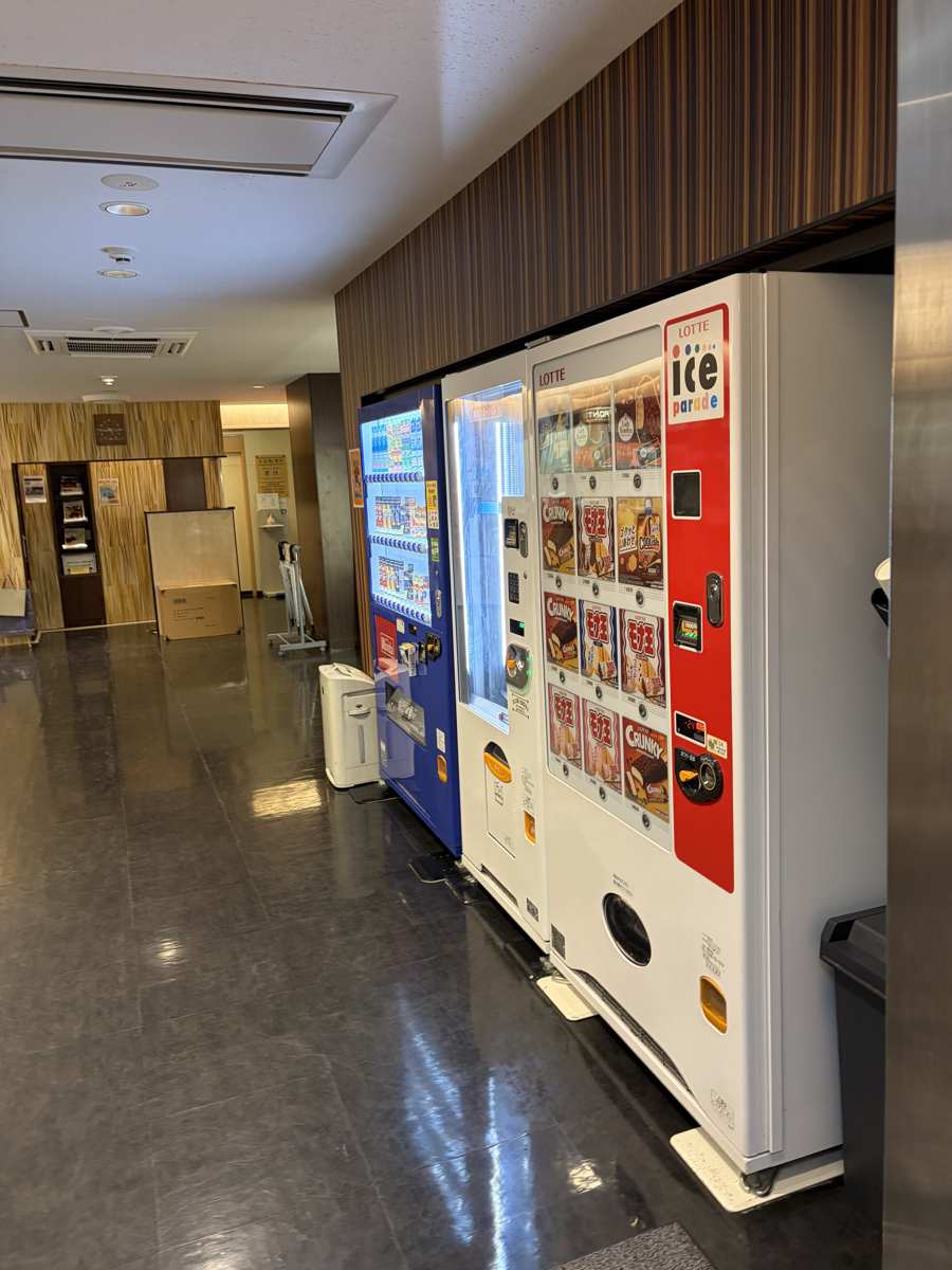 スターホテル郡山の館内。自動販売機が並ぶフロア